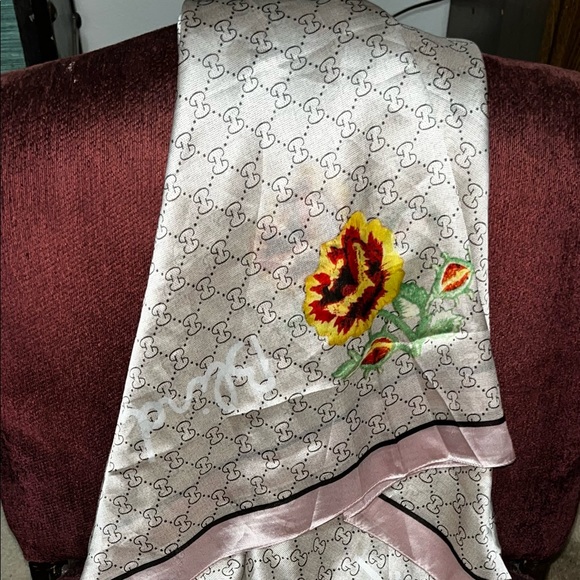 Gucci 100% Silk Wrap/Scarf - Picture 3 of 5